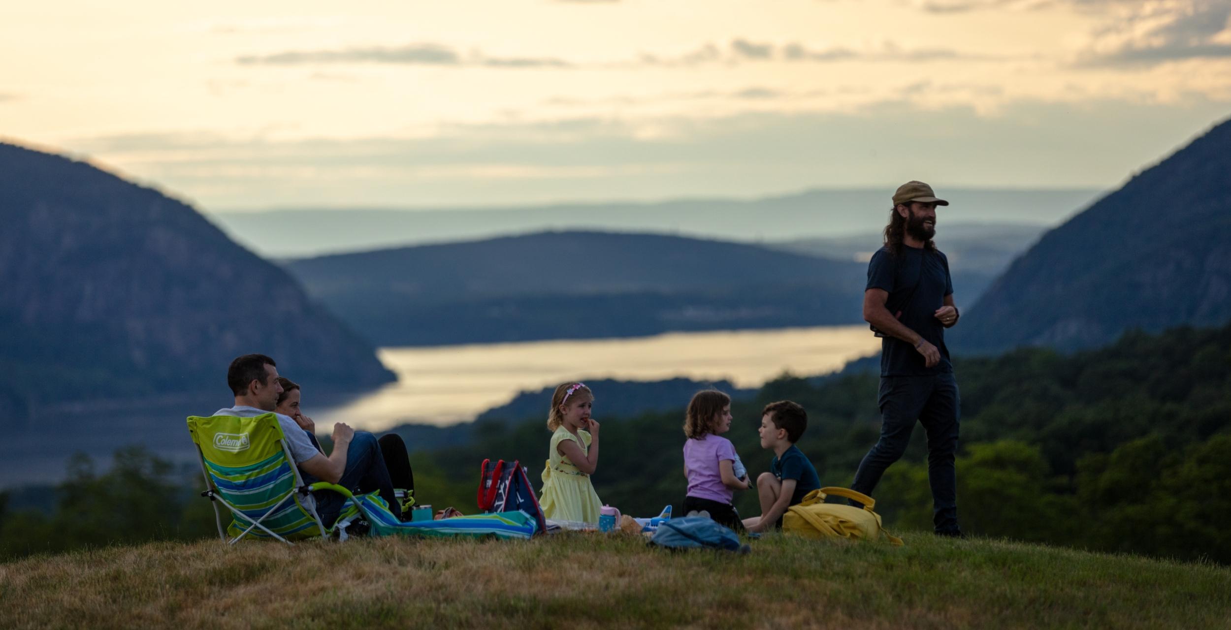 Banner Family With View Visiting Us