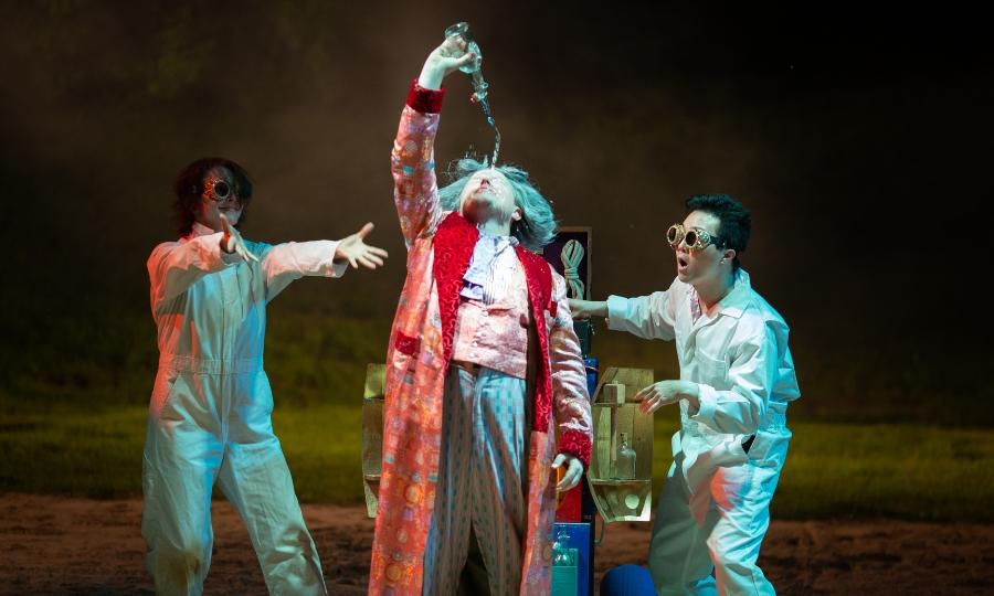 Link Block Comedy Of Errors Staying